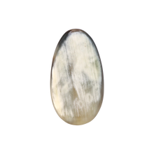 Load image into Gallery viewer, Cream &amp; Black Oval Horn Ring
